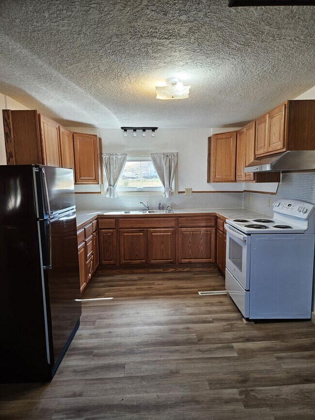 Foto del edificio - 3 Bedroom with a garage, Will be ready nex...