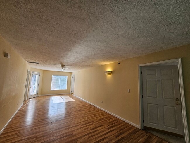 Building Photo - 4 bed/4 bath - A/C, W/D, Walk-in closets, ...