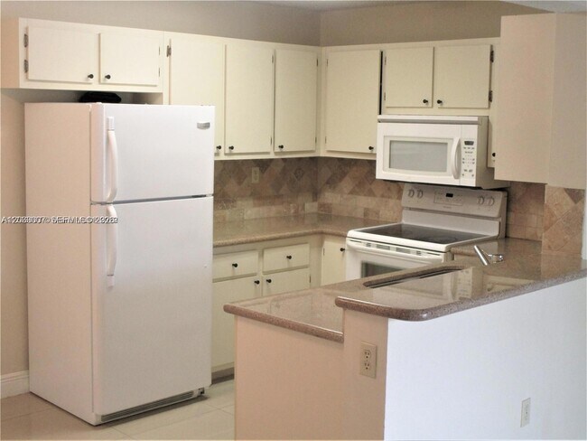 Foto del edificio - 9491 Palm Cir S