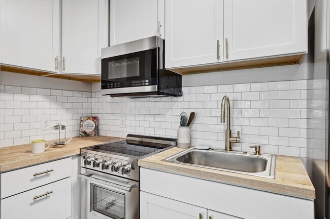 Cocina con microondas y electrodomésticos 2025 - 2802 Whitis Avenue