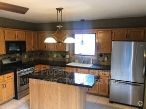 Building Photo - 1680 Thornhill Ln