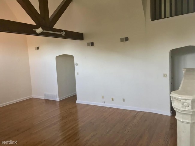 Building Photo - 2 br, 2 bath Apartment - 15700 Van Aken Blvd