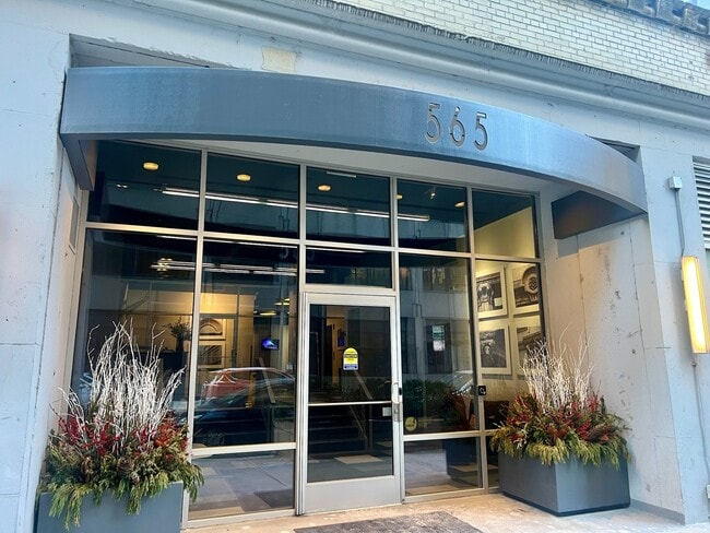 Building Photo - 565 W Quincy St