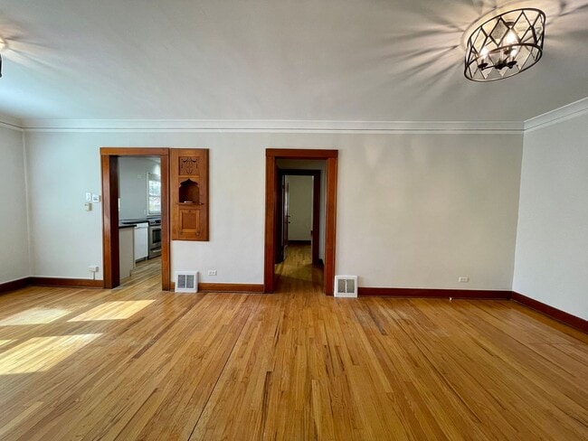 Building Photo - $0 DEPOSIT OPTION, NEW PAINT, TRADITIONAL ...