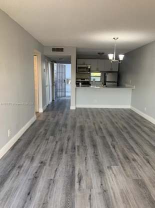 Foto del edificio - 8620 N Sherman Cir