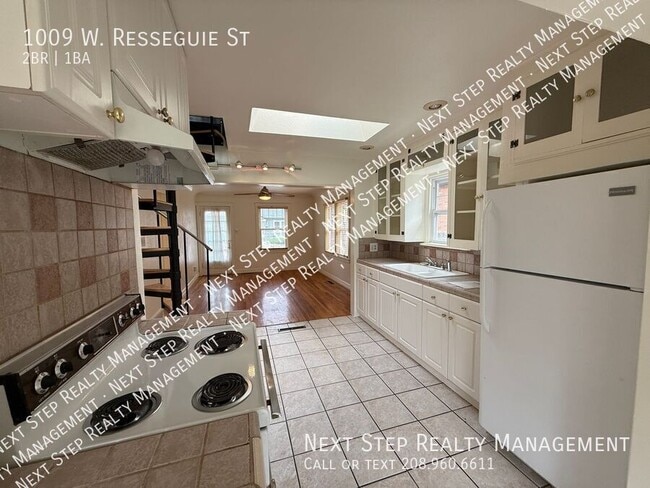 Building Photo - 1009 W Resseguie St