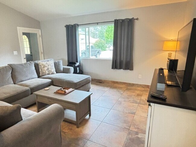 Foto del edificio - Remodeled Corner Lot Home with Mountain Views