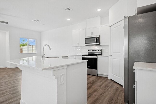 Building Photo - Elkhorn Pointe at Heartland
