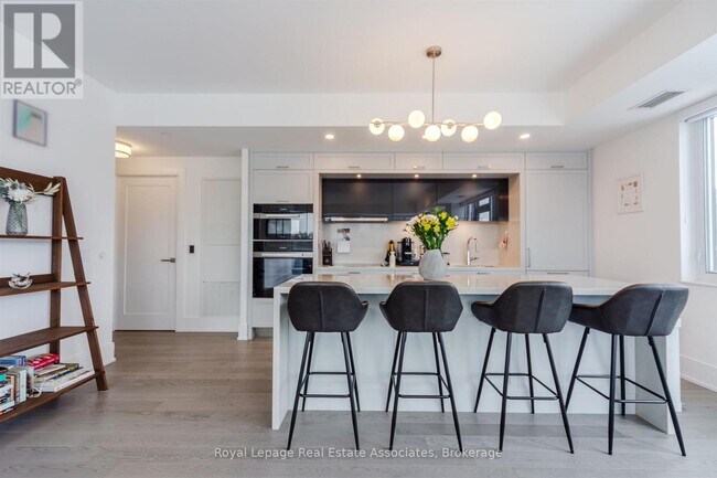 Photo du bâtiment - 259 The Kingsway