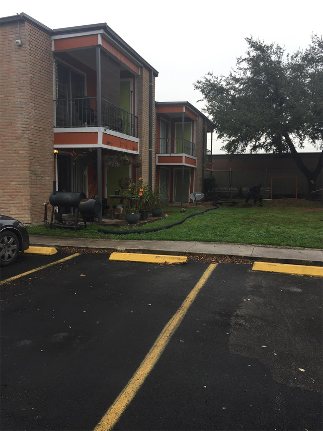 Building Photo - 9511 Contessa Dr