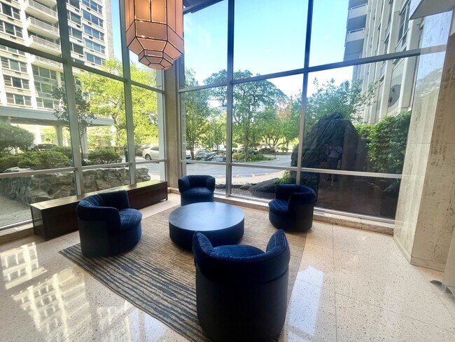 Foto del edificio - 4250 N Marine Dr