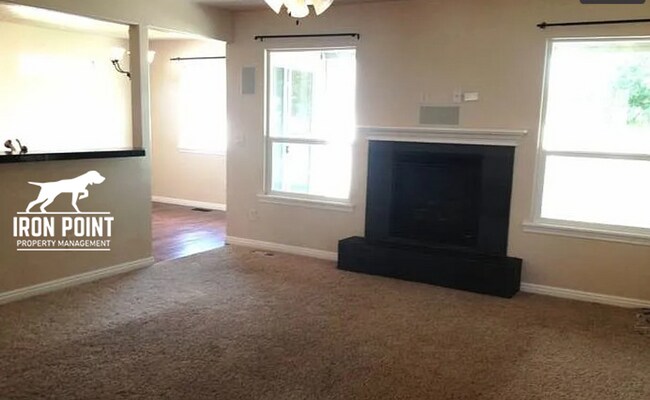 Foto del edificio - NW Meridian 3bed/2.5 bath w/3 car garage and fenced yard.