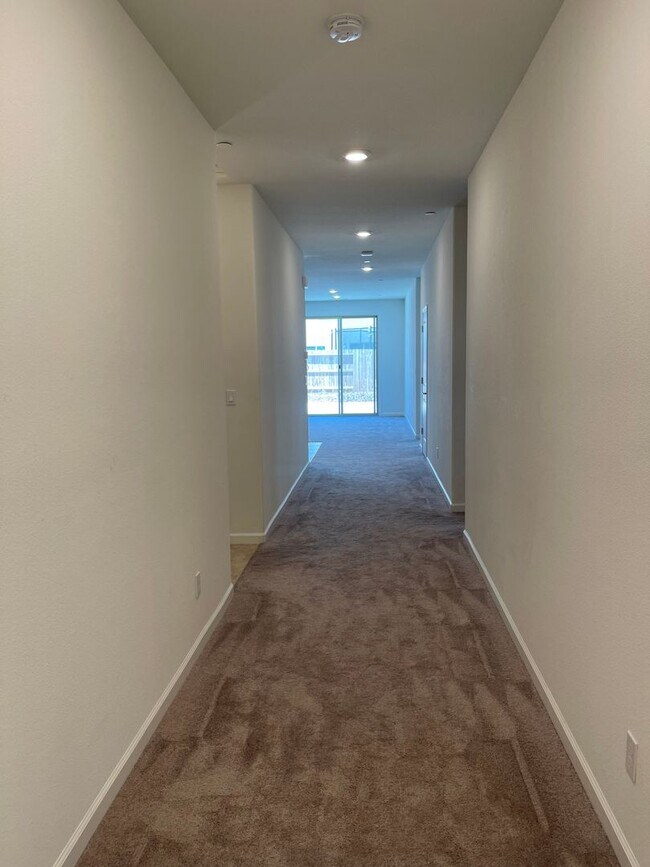 Building Photo - Large Clean Executive 4 Bedroom, 2.5 Bathroom, 2000 Sqft. Home for Lease