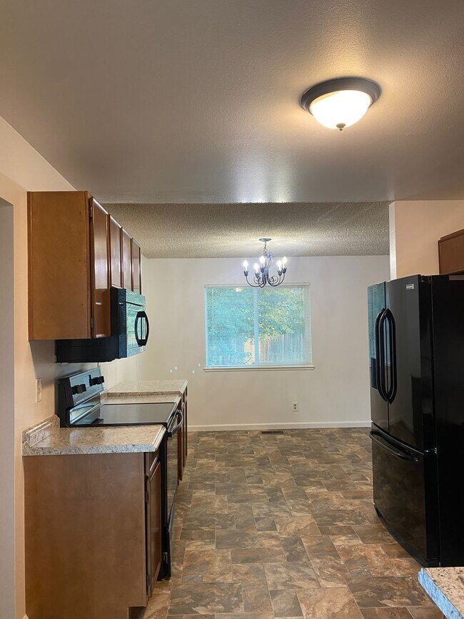 Building Photo - Convenient Sparks Location!
