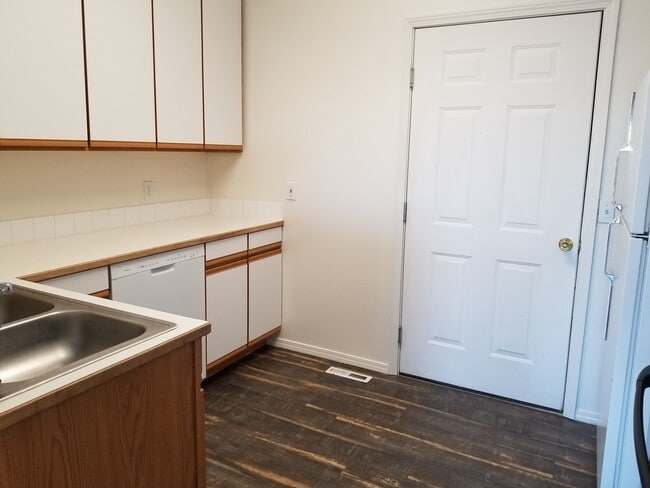 Foto del edificio - 1744-1746 W Peninsula Dr