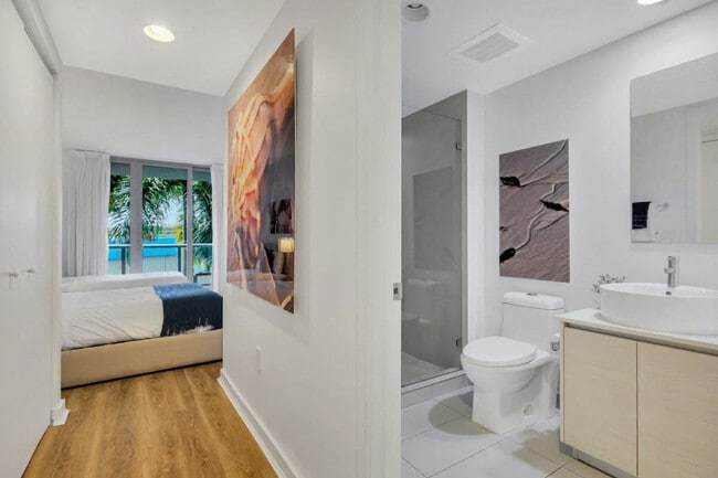 Building Photo - 2602 E Hallandale Beach Blvd