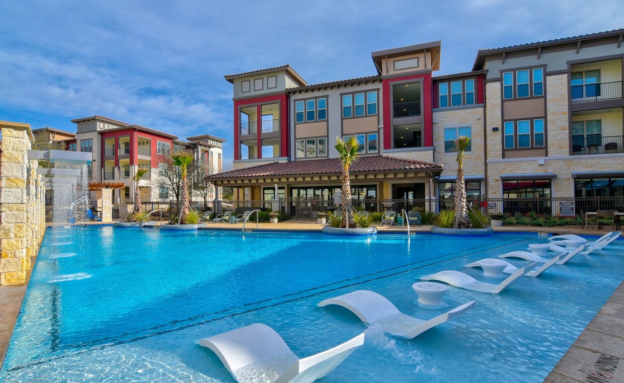 Lujosa zona de piscina y salón - Park at Rialto Apartments