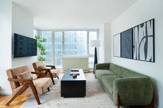 Building Photo - 350 W 43rd St