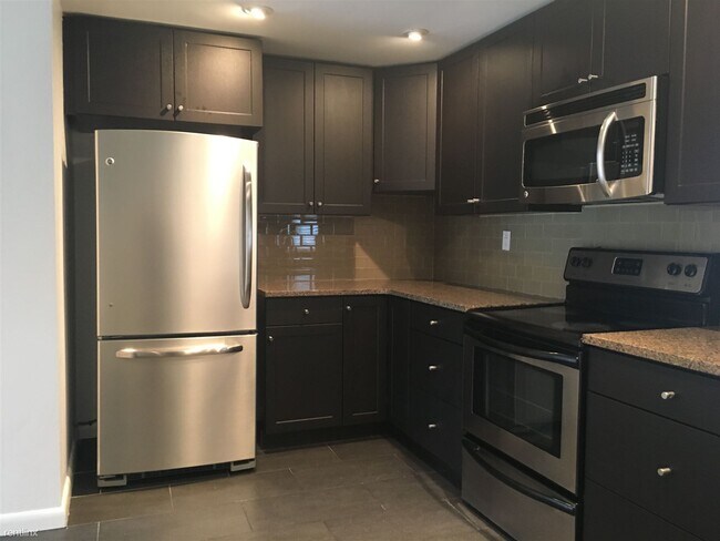 Foto del edificio - 4 br, 3.5 bath House - 2321 Pennsylvania Ave