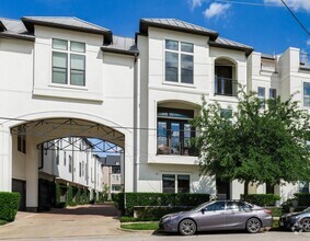Building Photo - 619 Live Oak St