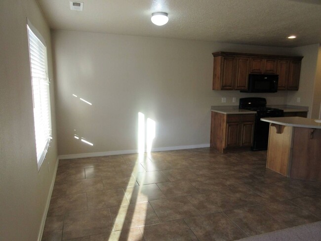 Building Photo - **Pending Application** 3 bedroom, 2 bathr...