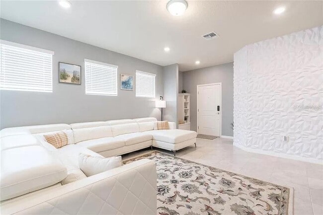 Building Photo - 7243 Oak Hammock Dr