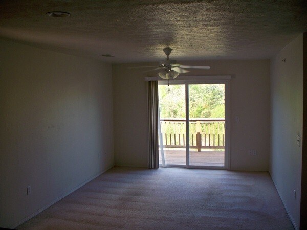 Building Photo - 3 Bedroom 2 Bath Apartment on the top floo...