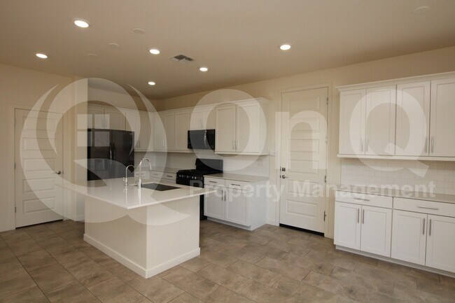 Building Photo - 943 E Danbury Dr