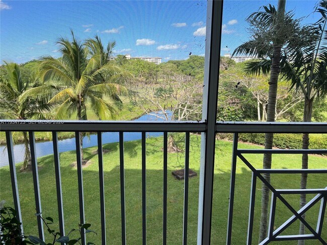 Foto del edificio - 3500 Oaks Clubhouse Dr