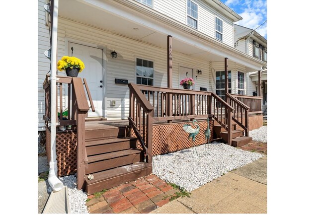 Building Photo - 608 N Queen St