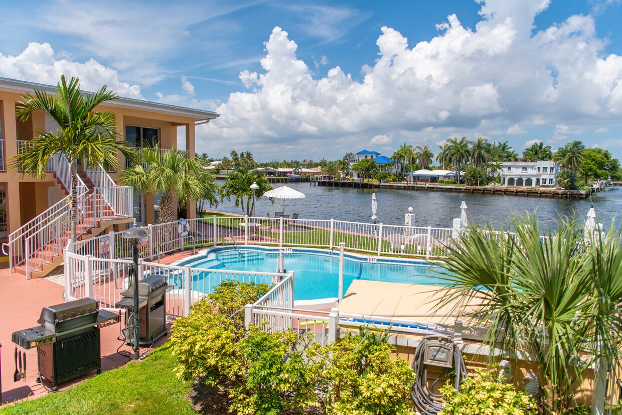 Primary Photo - 605 N Riverside Dr