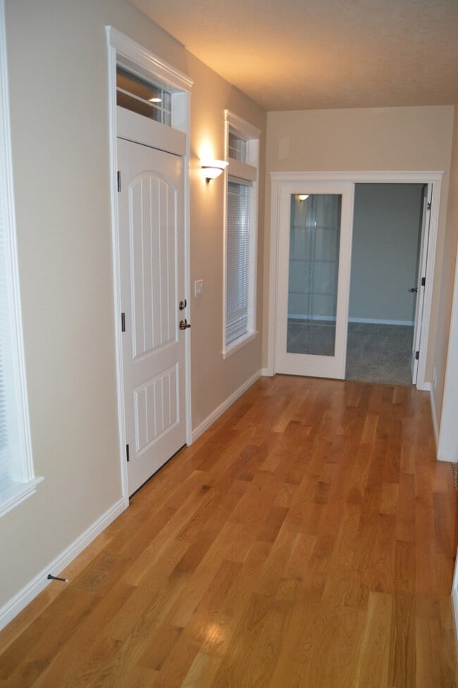 Building Photo - 659 S Willow Spring Pl