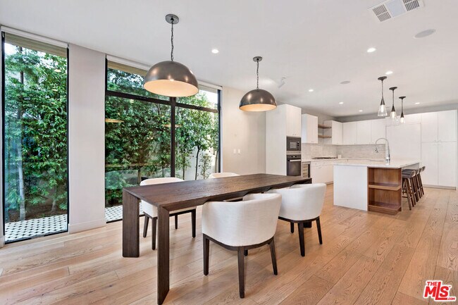 Foto del edificio - 8925 Dorrington Ave