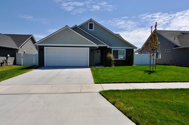 Building Photo - 4 bed 2 bath Rancher Lancaster & Meyer