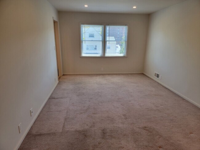 Building Photo - Spacious Pelham Studio near rain & town $1700