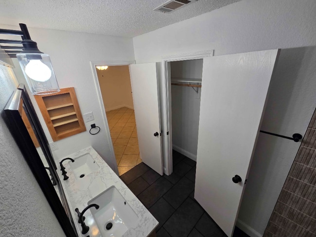 Building Photo - 1033 Lakeview Ct