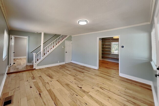 Building Photo - Spacious Colonial Heights Bungalow