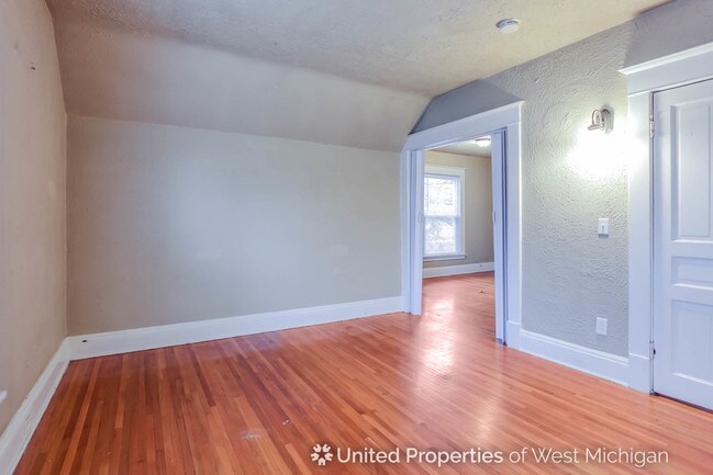 Building Photo - 138 Sweet St NE