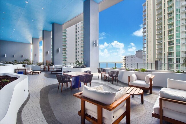 Foto del edificio - 1300 Brickell Bay Dr