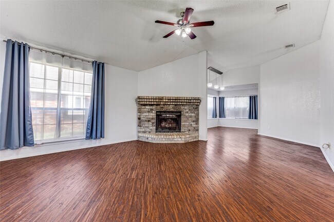 Foto del edificio - 706 Deep Well Dr