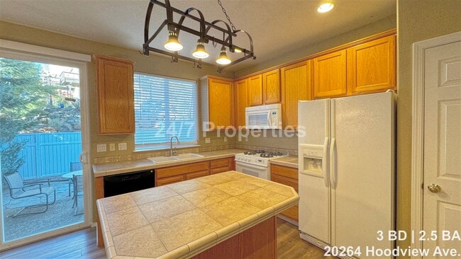 Foto del edificio - 20264 Hoodview Ave