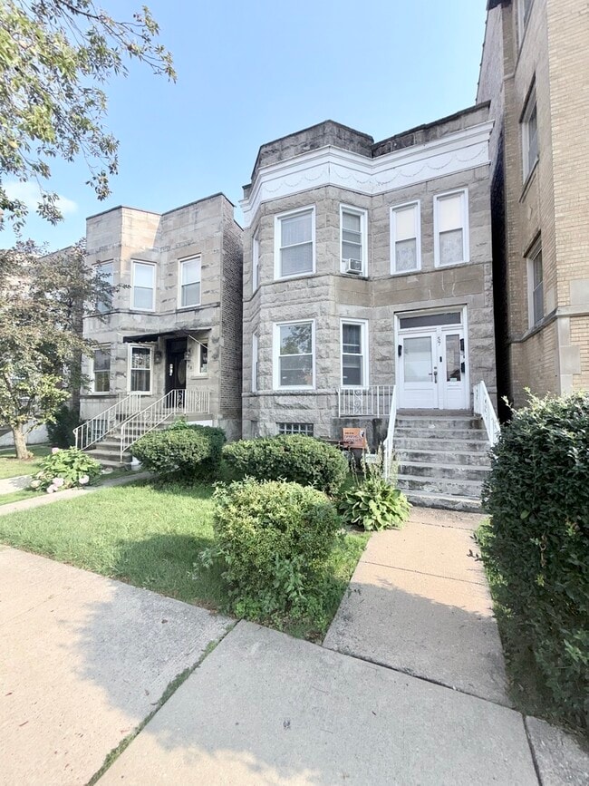 Building Photo - 57 Chicago Ave
