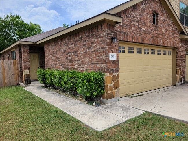 Building Photo - 901 Brown Rock Dr