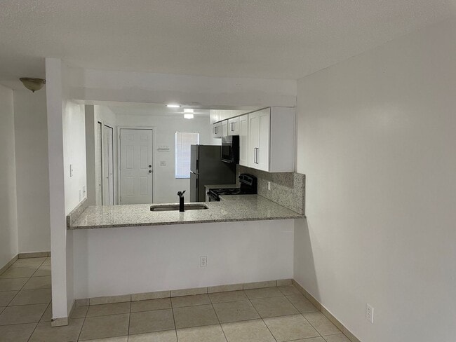 Foto del edificio - Duplex for lease