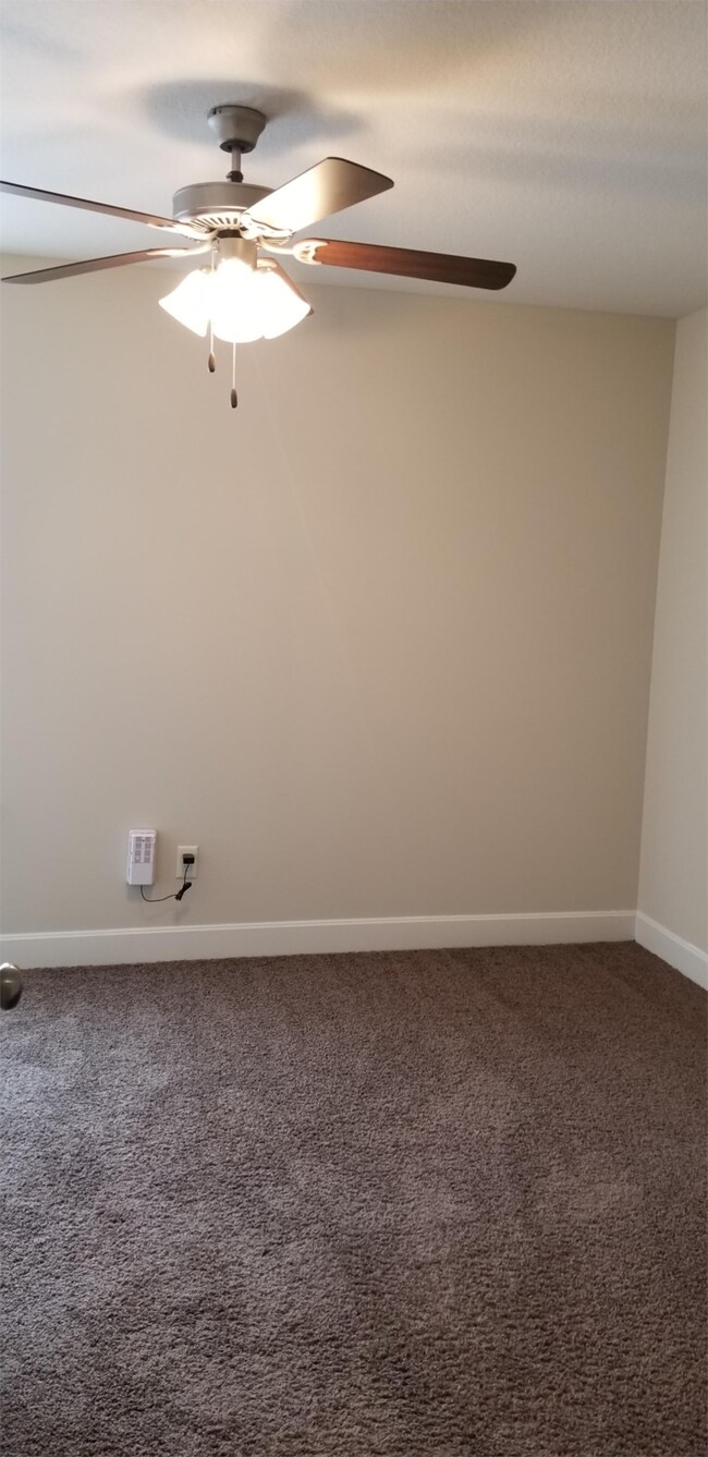 Building Photo - 9407 N Robinhood Ave