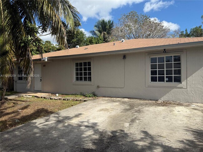 Foto del edificio - 1330 NW 7th Ct