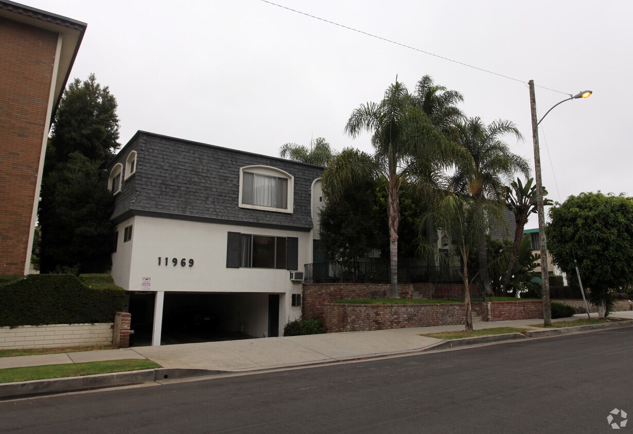 Building Photo - 11969 Kiowa Ave