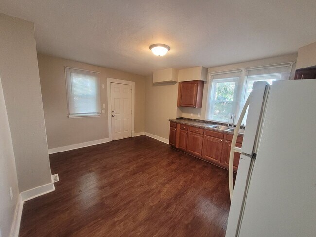 Foto del edificio - 6 Bedroom Home with large yard, washer/dry...
