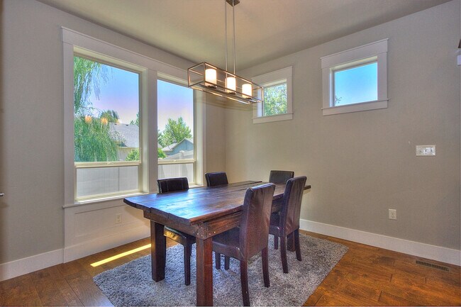Foto del edificio - Beautiful Custom Home in Great Location