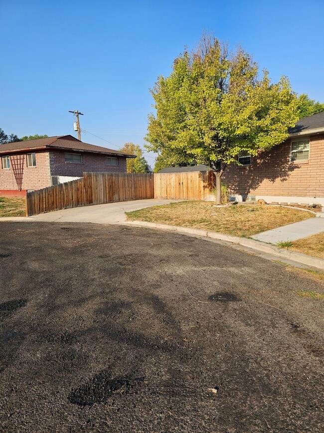 Building Photo - 651 Madison Cir